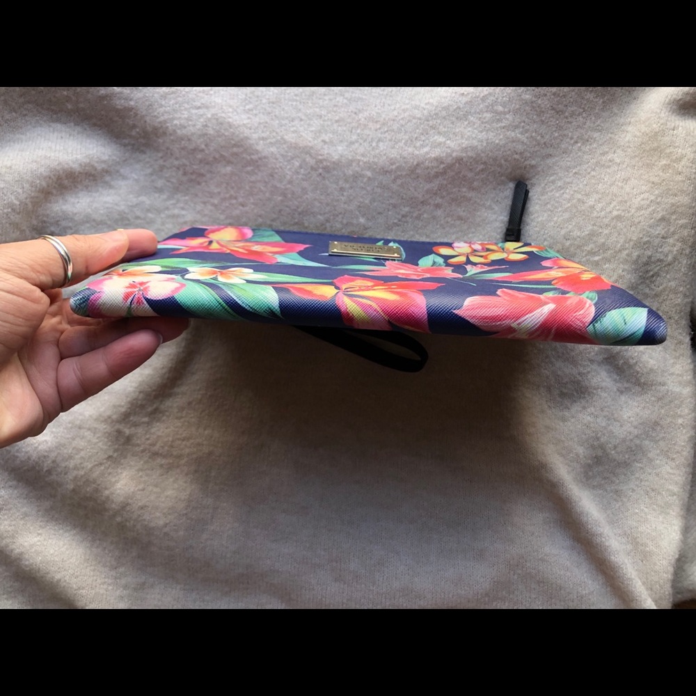 🌺Victoria’s Secret Large Wristlet Bag🌺 - Picture 5 of 9